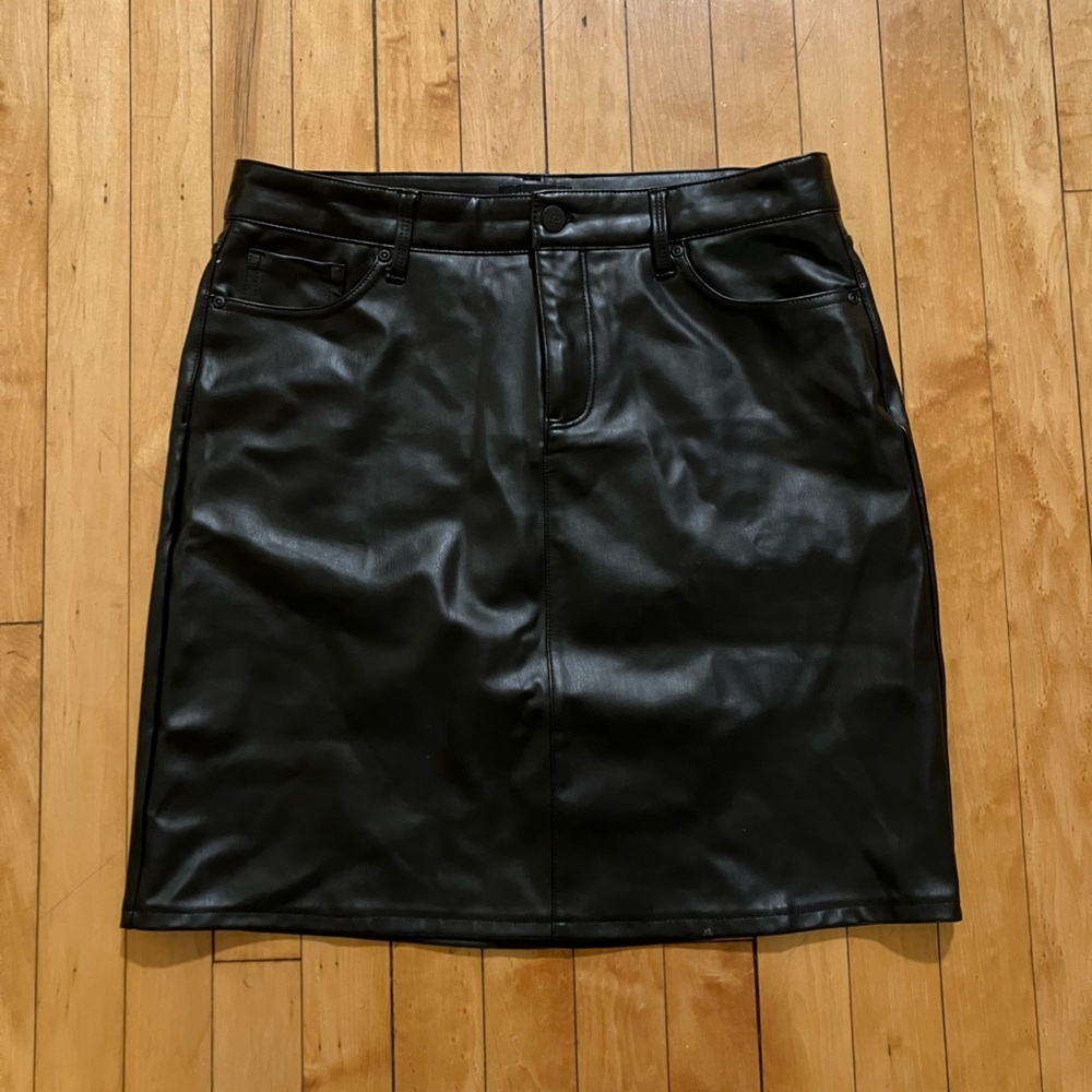 NYDJ Sculpt-her Faux Vegan Leather Black Mini Skirt size 8 - Picture 2 of 8